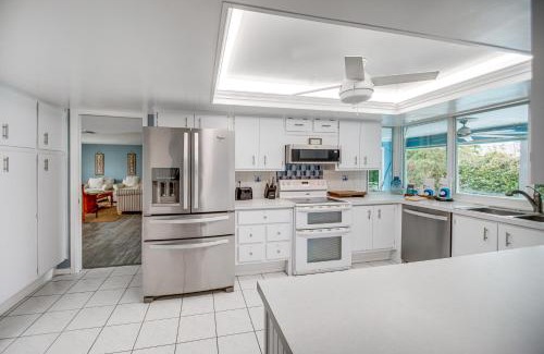 Biggar House | Bright Fort Myers Home with Pool - 9 Mi to Beach!