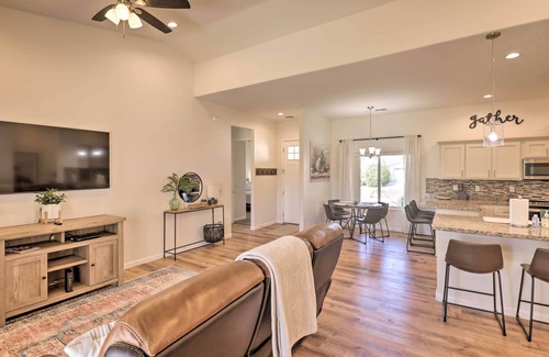 Fort Mohave House | Bright Home w/Yard, 4 Mi to Colorado River!