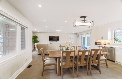 East Gwillimbury Cottage | Bright Lakeside Cottage | 4br & 16 guest max | Private Dock & Nature Retreat