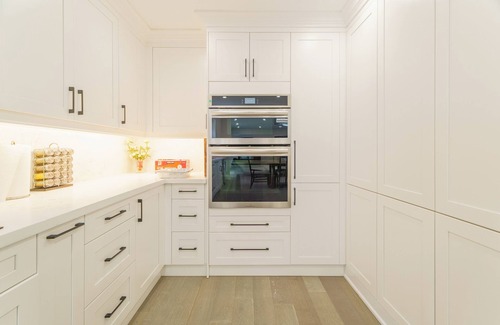 East Gwillimbury Cottage | Bright Lakeside Cottage | 4br & 16 guest max | Private Dock & Nature Retreat