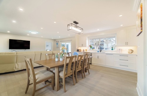 East Gwillimbury Cottage | Bright Lakeside Cottage | 4br & 16 guest max | Private Dock & Nature Retreat