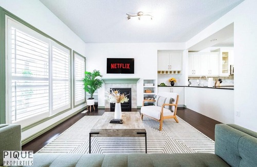 Southwest Edmonton House | Bright Luxury Home-Hot Tub-Sunroom-King Bed-AC