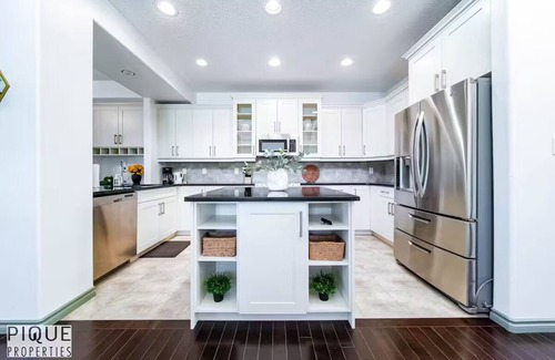 Southwest Edmonton House | Bright Luxury Home-Hot Tub-Sunroom-King Bed-AC