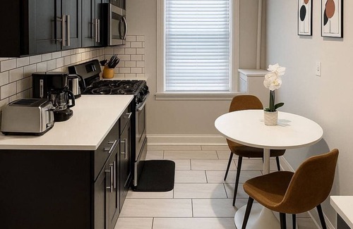 Hyde Park Apartment | Bright & Modern 1BR in Hyde Park