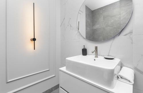 Nowy Port Apartment | Bright & Modern Apartment with Parking near Arena Gdansk by Noclegi Renters