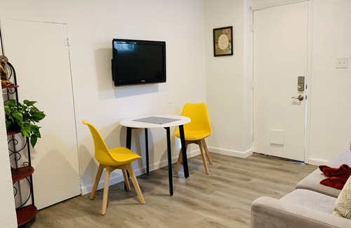 San Leandro House | Bright Private In-law 1 bedroom unit in San Leandro hills w/ Washer&Dryer