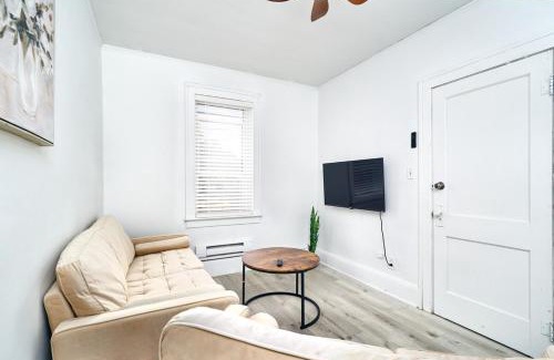 Bridgeview Apartment | Bright Quiet One Bedroom Apartment