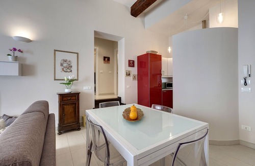Duomo Apartment | Bright Red Suite, 5 minutes from the Station and the Duomo