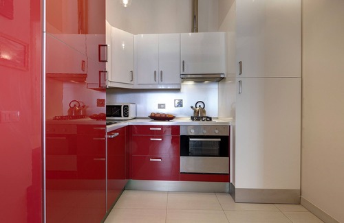 Duomo Apartment | Bright Red Suite, 5 minutes from the Station and the Duomo