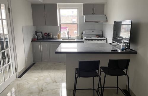 Port Credit Apartment | Bright & refreshing Port Credit apartment - 4 mins to the lake!