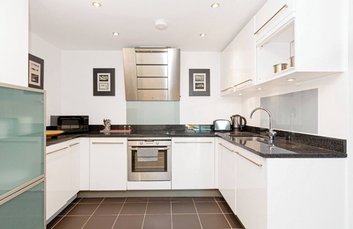 Glyndon Apartment | Bright Riverfront 2BR W/parking, 10min Woolwich St