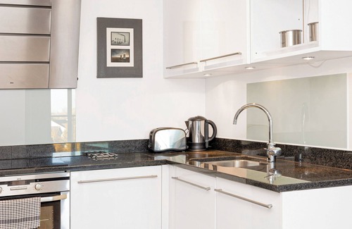 Glyndon Apartment | Bright Riverfront 2BR W/parking, 10min Woolwich St