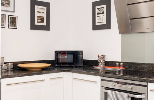 Glyndon Apartment | Bright Riverfront 2BR W/parking, 10min Woolwich St
