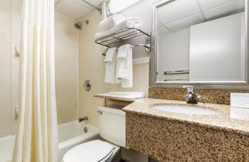 New Cumberland House | Bright room with bath close to the State Capital