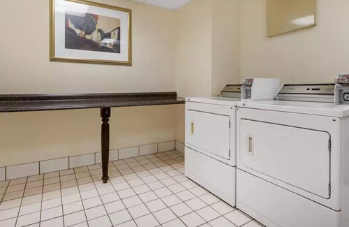 New Cumberland House | Bright room with bath close to the State Capital