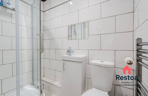 Sheffield Apartment | Bright self-contained studio near Sheffield`s creative district