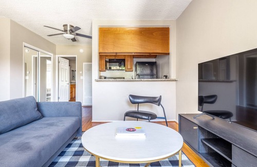 Sherman Oaks Apartment | Bright Sherman Oaks 1BR w/Gym, Pool, walk to Ventura Blvd, by Blueground
