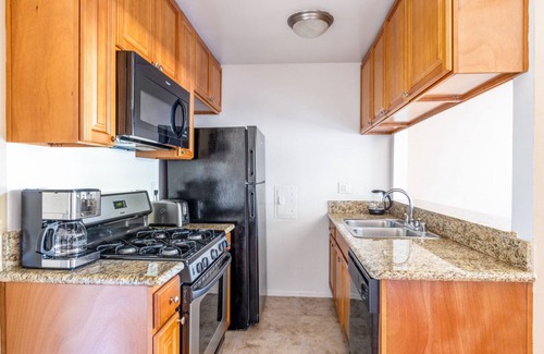 Sherman Oaks Apartment | Bright Sherman Oaks 1BR w/Gym, Pool, walk to Ventura Blvd, by Blueground