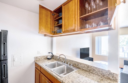 Sherman Oaks Apartment | Bright Sherman Oaks 1BR w/Gym, Pool, walk to Ventura Blvd, by Blueground