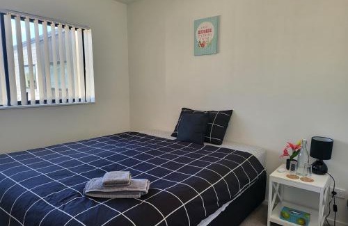 Ranui House | Bright & Spacious Budget Friendly Rooms in West Auckland Perfect for Solo or Couple Travellers