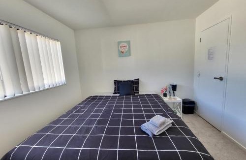 Ranui House | Bright & Spacious Budget Friendly Rooms in West Auckland Perfect for Solo or Couple Travellers