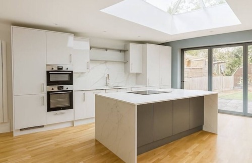 Harrow Weald House | Bright & Spacious London Retreat – Ideal for Families & Groups