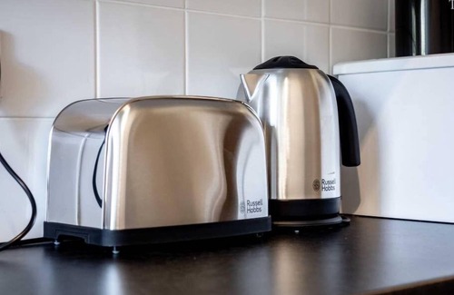 Glenisla Apartment | ☆Bright, Spacious West-End Flat, Near University☆