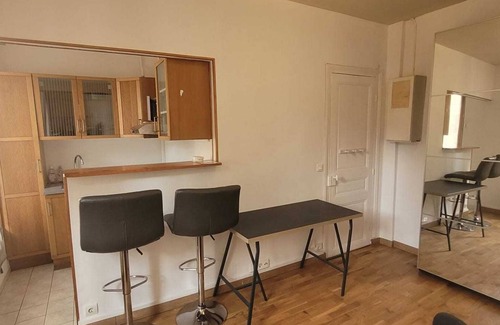 Les Puces de Saint-Ouen Apartment | Bright studio near Paris