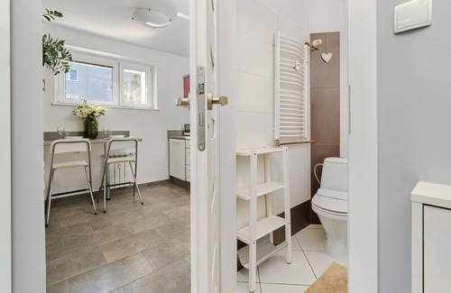 Wilda Apartment | Bright Studio Dolna Wilda for 3 Guests with Home Cinema & Library
