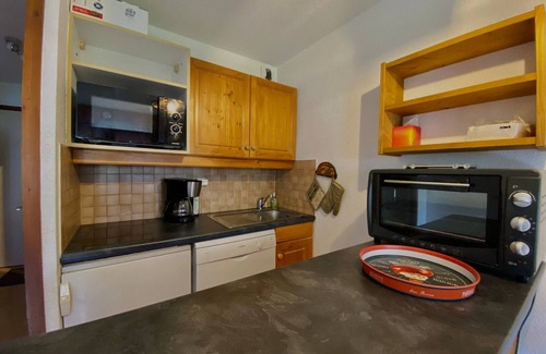 Samoens Apartment | Bright studio in Samoëns center, near ski bus, balcony, ski locker, TV