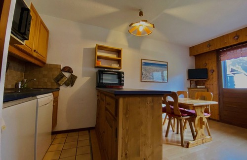 Samoens Apartment | Bright studio in Samoëns center, near ski bus, balcony, ski locker, TV