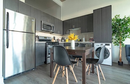 Near South Side Apartment | Bright & Stylish 2BR Family Unit Near McCormick Place & Grant Park