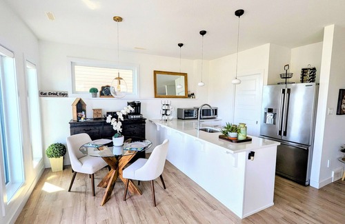 Lethbridge House | Bright Walk-Out Suite - Kitchenette & Amazing View