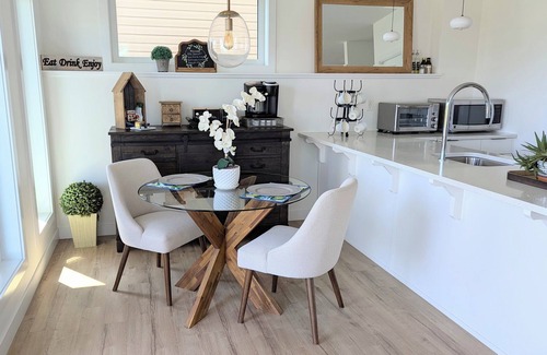 Lethbridge House | Bright Walk-Out Suite - Kitchenette & Amazing View