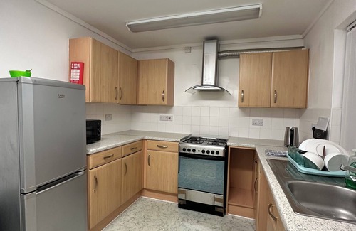 Manchester Apartment | Bright, Warm & Cozy house for 6