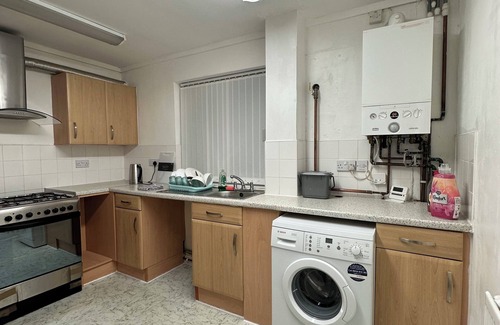 Manchester Apartment | Bright, Warm & Cozy house for 6