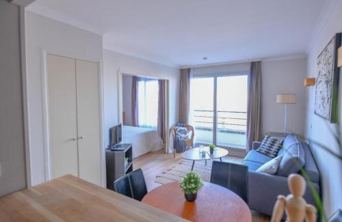 Combat Apartment | Bright with balcony at Buttes Chaumont