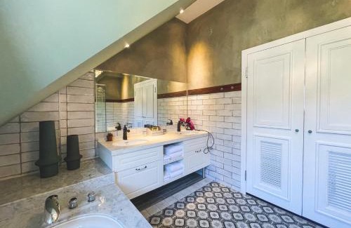 Shoufeng House | Brighton Hove Manor