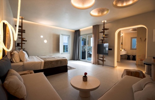 Glastros Hotel | Brilliant Topaz Suite with Private Pool