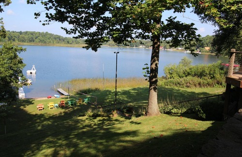 Frontier Cottage | Bring the Family and the pups ! Private Lakeside Home w/WIFI
