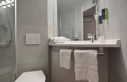 Saint-Saturnin Hotel | Brit Hotel Les Evens