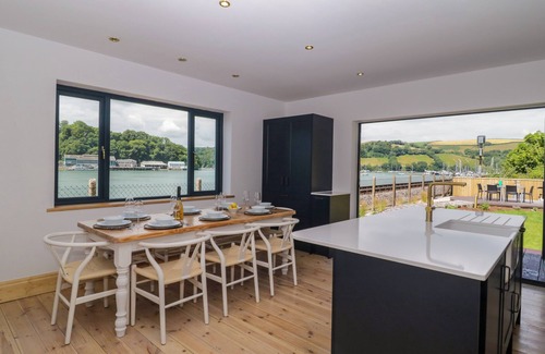 Dartmouth Cottage | BRITANNIA CROSSINGS COTTAGE, family friendly in Dartmouth