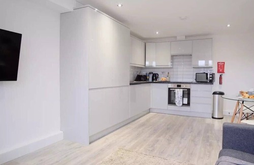 Coldharbour Apartment | Brixton, London 🏡 Glamorous Two-Bedroom Serviced Apartment