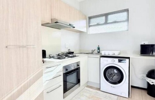 Greater Johannesburg Metropolitan Area Apartment | Broadacres Apartment - Full kitchen, with strong Wi Fi