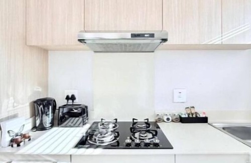 Greater Johannesburg Metropolitan Area Apartment | Broadacres Apartment - Full kitchen, with strong Wi Fi