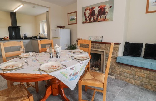 Eleighwater Cottage | BROADLANDS BUNGALOW, family friendly in Combe St Nicholas