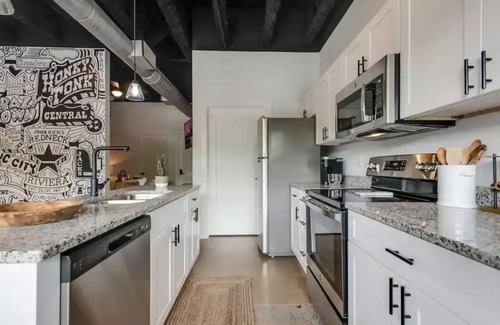 TMAG Thompson LN - Murfreesboro Rd Condo | Broadway Booze N' Snooze