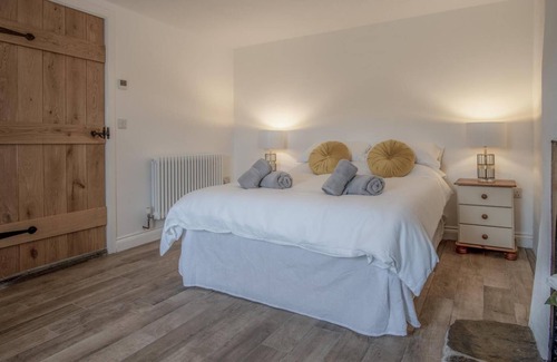 St Brides House | Brook Cottage - 6 Bedroom Cottage - Dale
