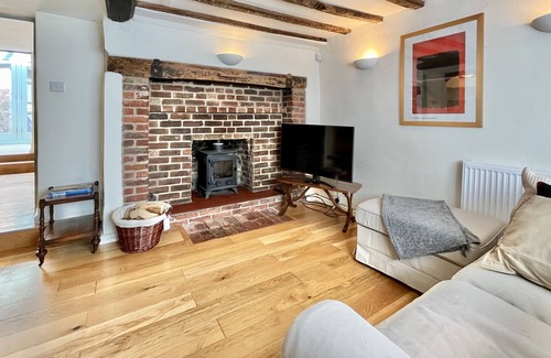 Pulborough Cottage | Brooks Cottage, Pulborough by inspirestays.com - a cottage that sleeps 5 guests in 4 bedrooms (Insp