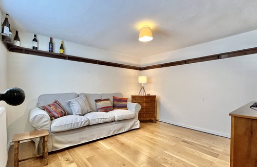 Pulborough Cottage | Brooks Cottage, Pulborough by inspirestays.com - a cottage that sleeps 5 guests in 4 bedrooms (Insp